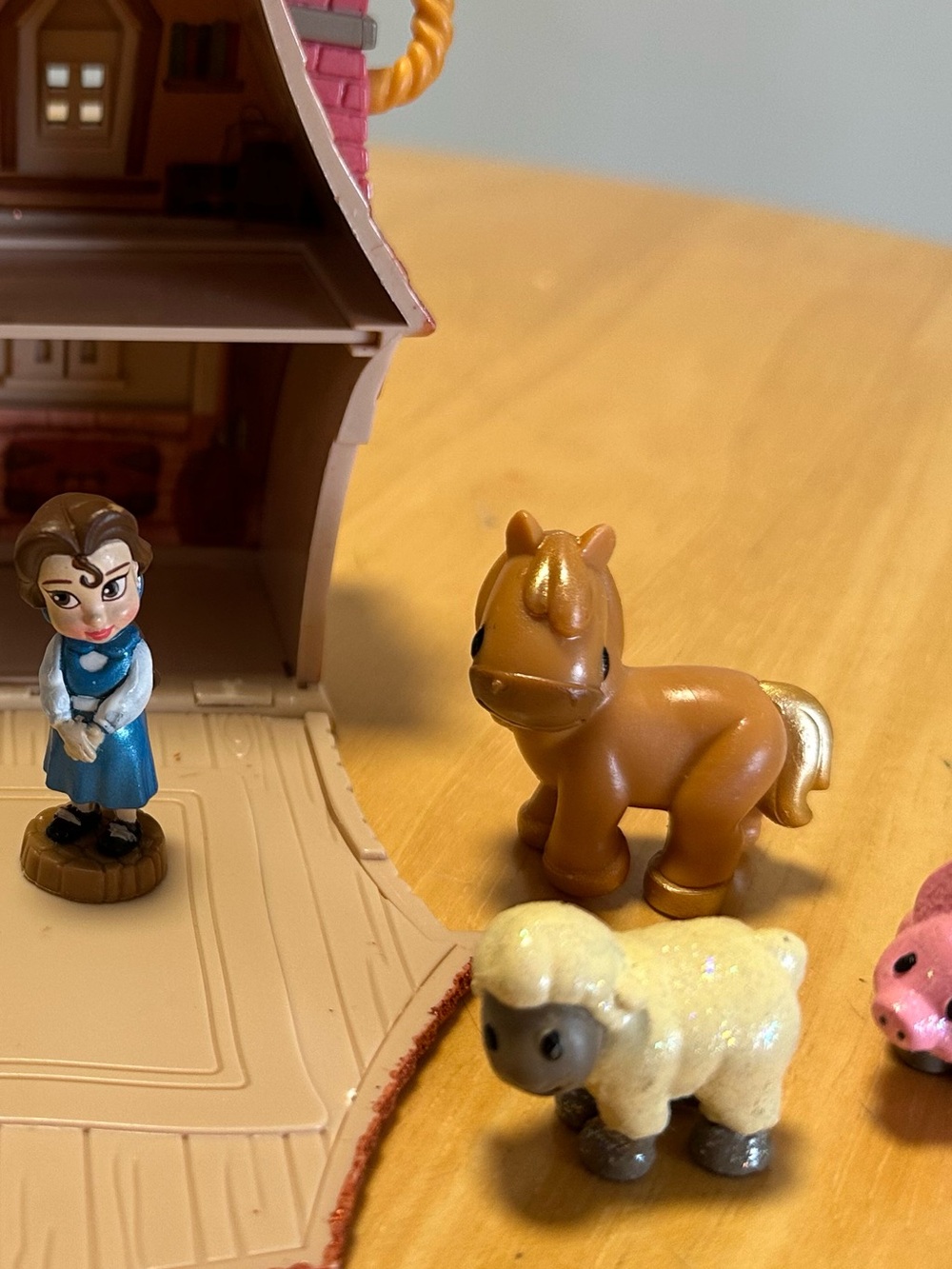 Disney Animators’ Littles Collection Belle’s Cottage Beauty and the Beast - Picture 8 of 8